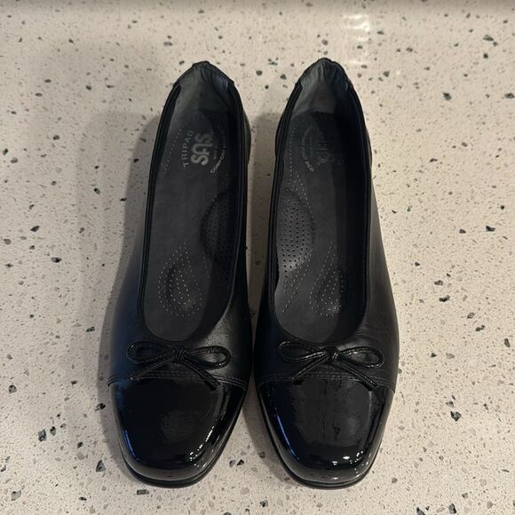 SAS Comfort Slip On Black Leather Shoes Toe Bow Flats Made in USA SZ 8.5 NARROW - Picture 2 of 12